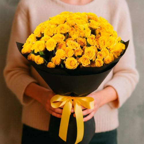 Мнобукет кустовых роз «Солнечный шик»